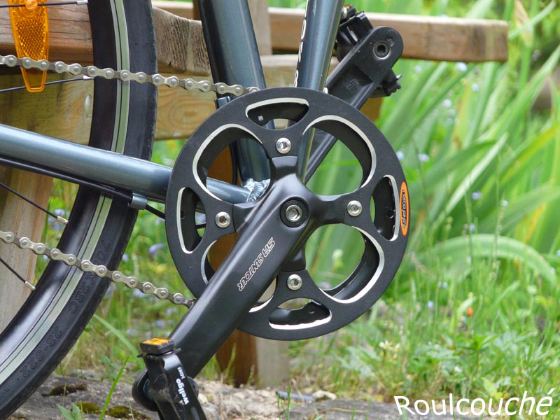Le protège plateau en aluminium offre une solide protection, particulièrement appréciable sur un vélo pliant.
