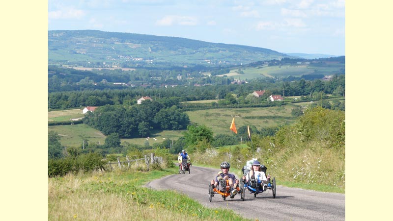 Le Catrike Road, accompagé du Dash et du tadem Pino Hasebikes, monte une sévère cote.