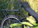 Le porte bagage suspendu de ce tricycle Challenge peut recevoir aux choix : deux grosses sacoches classiques ou des sacoches de vélos couchés.