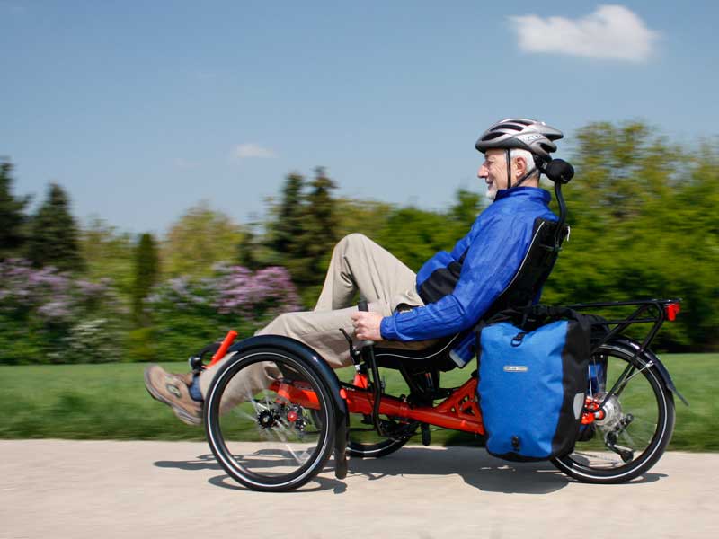 En option gratuite le siège peut être réhaussé de 8 cm, cela permet une meilleur accessibilité au tricycle.