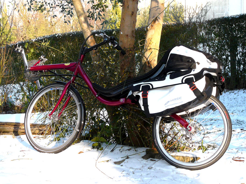 Equipé du grand porte bagage M5 il peut recevoir les sacoches spécialement conçu par Ortlieb pour les vélos couchés.