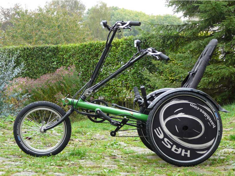 Sur le modèle 2010 le guidon se relève et peut se vérouiller en position haute pour faciliter laccés au tricycle.